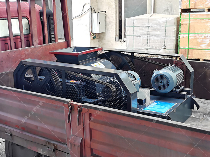 小型對(duì)輥破碎機(jī)和雙齒輥破碎機(jī)發(fā)往河南登封破碎保溫陶瓷