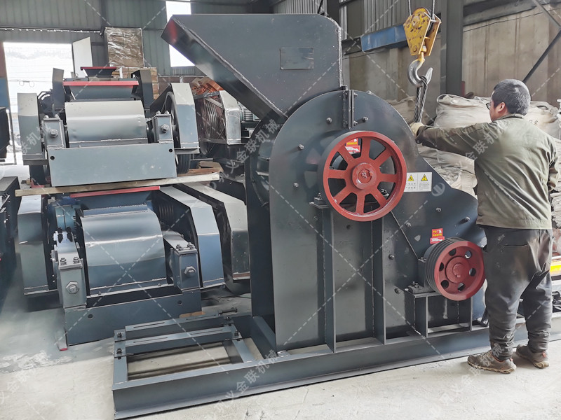 SCF800X800中型雙級(jí)粉碎機(jī)發(fā)往云南楚雄磚廠粉碎土和頁(yè)巖