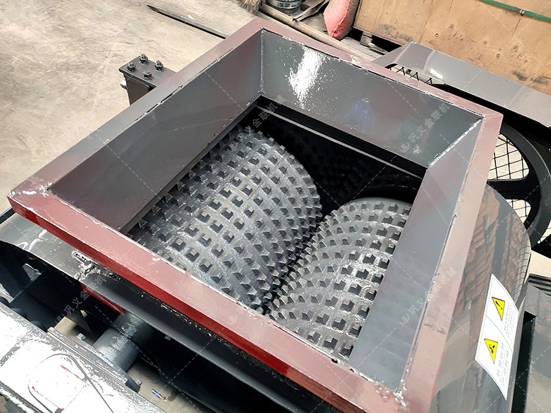 2PGC400X250小型雙齒輥破碎機發(fā)往江蘇徐州破碎玻璃