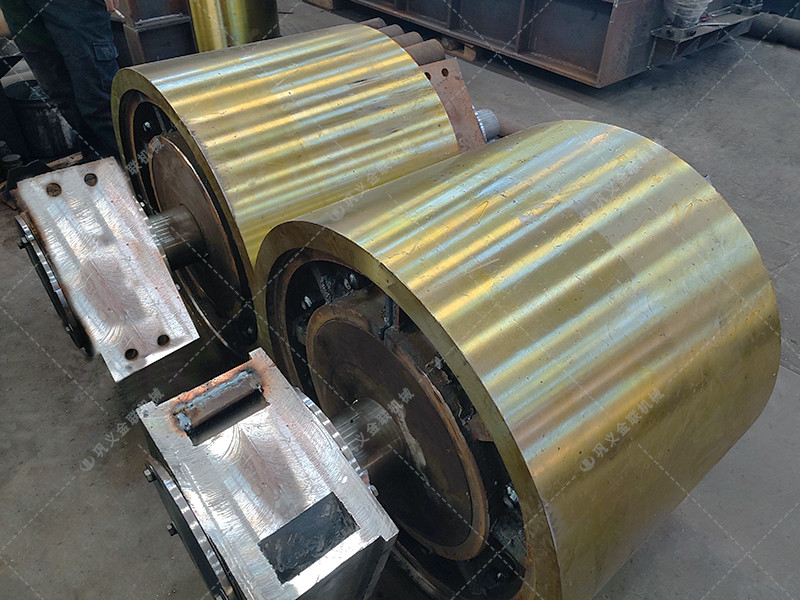 GS800X800對輥破碎機總成發(fā)往安徽阜陽