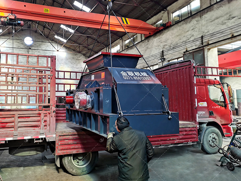 2PG1200*800連軸式對輥破碎機(jī)發(fā)貨現(xiàn)場圖_發(fā)往四川_鵝卵石制砂