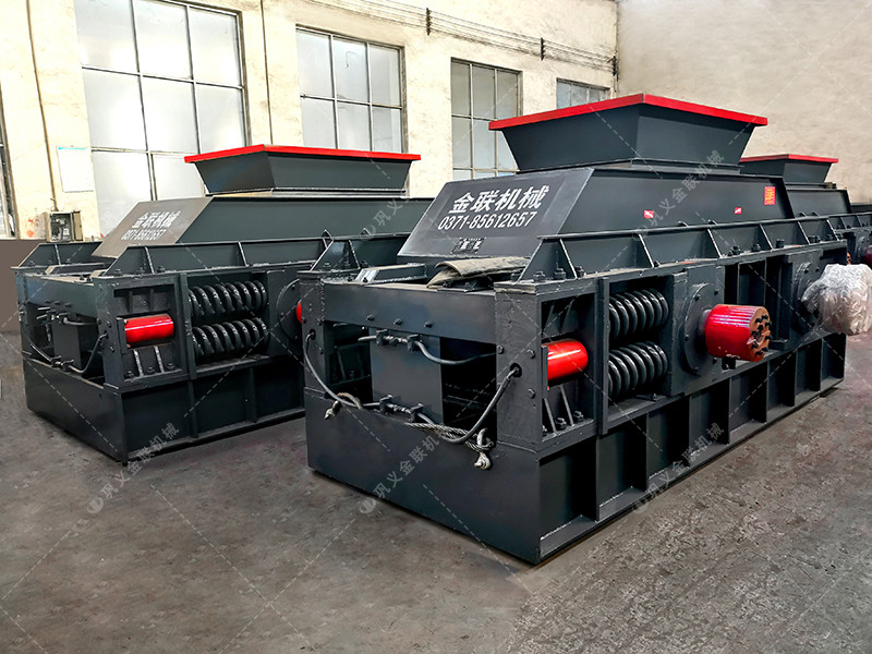 兩臺(tái)大型對(duì)輥破碎機(jī)征戰(zhàn)沙場