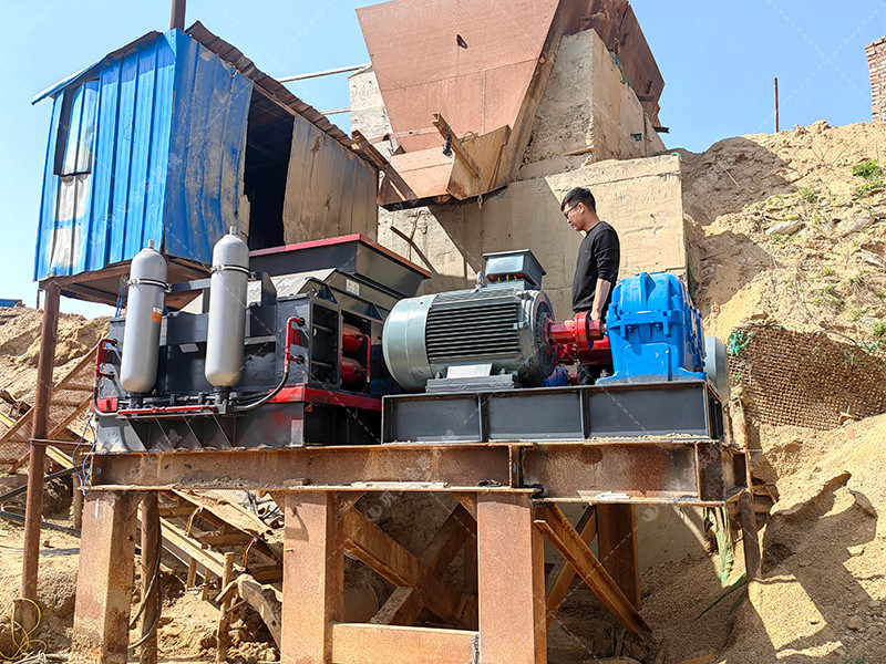 四川綿陽(yáng)鵝卵石生產(chǎn)線現(xiàn)場(chǎng)-1210連軸對(duì)輥破碎機(jī)