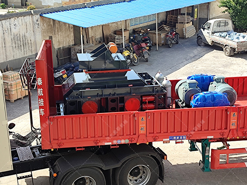 1000x700中型液壓對(duì)輥破碎機(jī)設(shè)備發(fā)貨