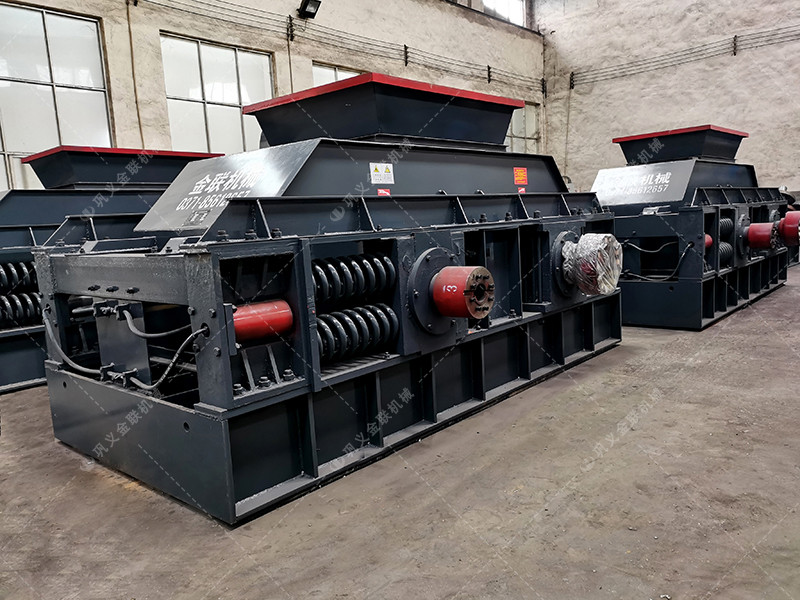 大型半自動(dòng)液壓對(duì)輥破碎機(jī)發(fā)往四川