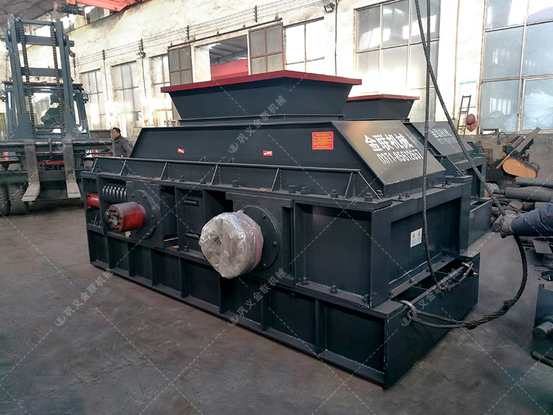 大型半自動(dòng)液壓對(duì)輥破碎機(jī)發(fā)往四川